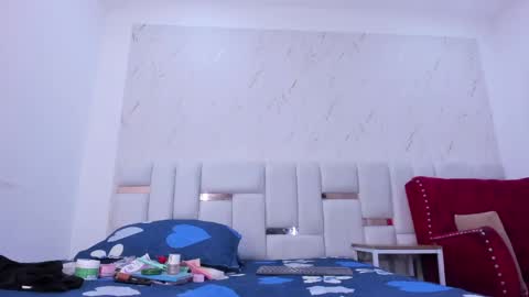 sara_sm1th_ online show from May 16, 2026, 11:20 am