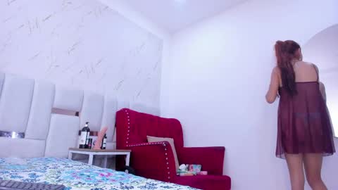 sara_sm1th_ online show from May 17, 2026, 1:07 pm