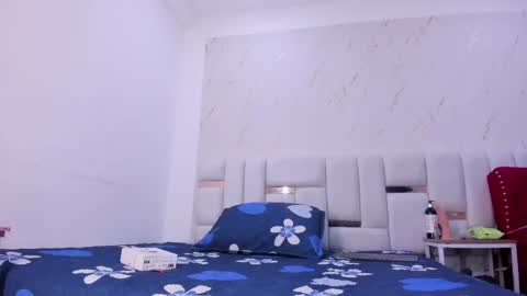 sara_sm1th_ online show from May 18, 2026, 11:49 am