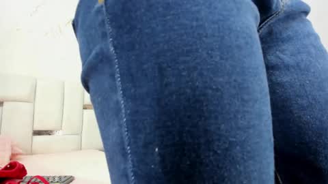 sara_sm1th_ online show from May 22, 2026, 12:00 pm