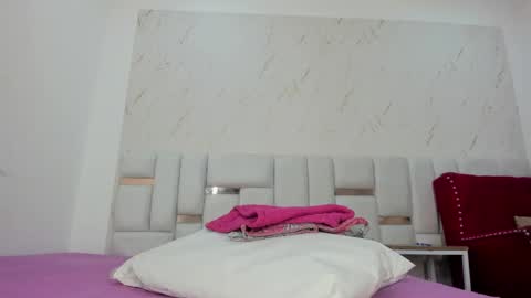 sara_sm1th_ online show from May 24, 2026, 11:26 am
