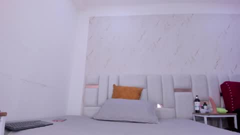 sara_sm1th_ online show from May 28, 2026, 11:40 am