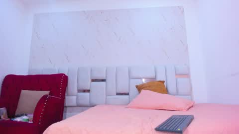 sara_sm1th_ online show from June 3, 2026, 2:33 pm