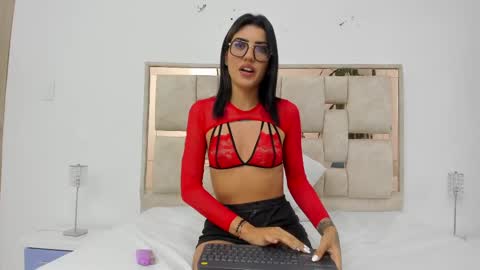 Snapshot of saraa_nix chatting on February 15, 2025, 10:00 am sara online show from February 15, 2025, 10:00 am