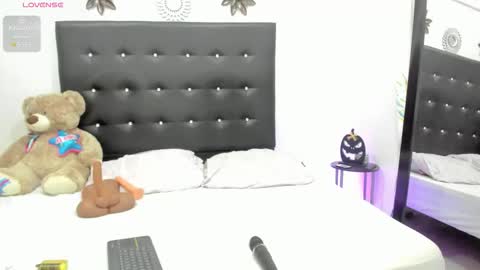 Snapshot of sarah_lowee chatting on October 22, 2025, 12:11 am sarah_lowee online show from October 22, 2025, 12:11 am