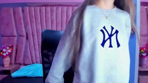 Snapshot of sarah_sweett_ chatting on December 6, 2024, 3:55 pm Sarah online show from December 6, 2024, 3:55 pm