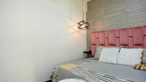 Sarah Deyvis online show from February 6, 2025, 6:02 pm