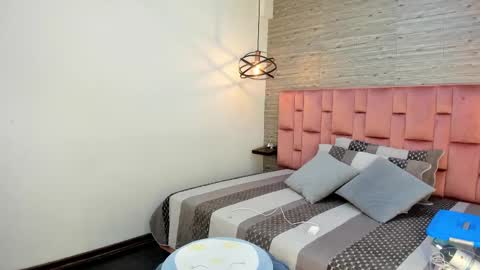 Sarah Deyvis online show from March 8, 2025, 8:46 pm