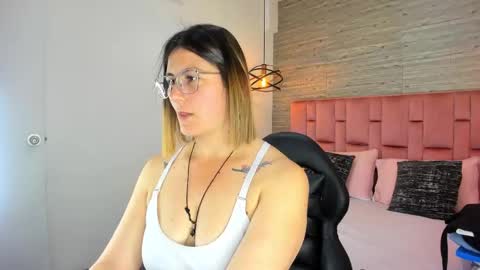 Sarah Deyvis online show from September 17, 2025, 5:47 pm