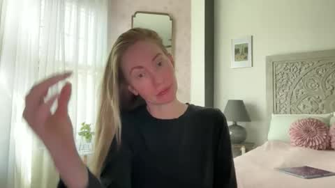 Snapshot of sarahgiroux86 chatting on May 26, 2026, 5:42 pm Sarah online show from May 26, 2026, 5:42 pm