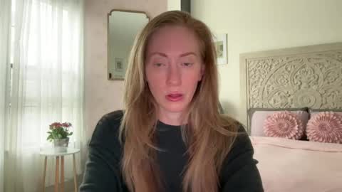 Snapshot of sarahgiroux86 chatting on August 4, 2026, 7:49 pm Sarah online show from August 4, 2026, 7:49 pm
