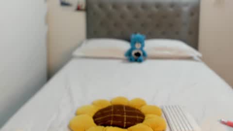 sarahgrant_ online show from February 6, 2025, 2:44 am