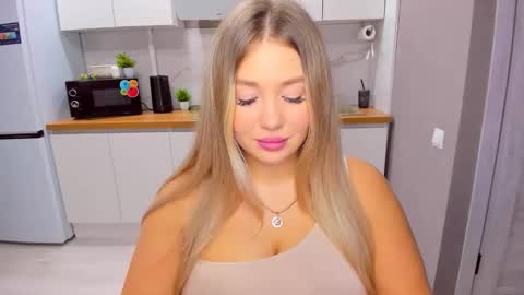 Sarah online show from October 20, 2025, 2:39 pm