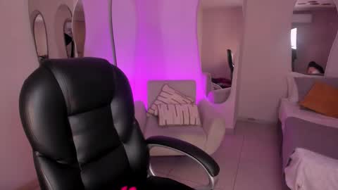 Sarah Rhodes online show from November 21, 2025, 12:26 pm