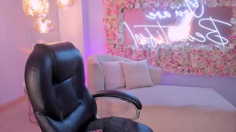 Sarah Rhodes online show from January 5, 2026, 5:27 pm