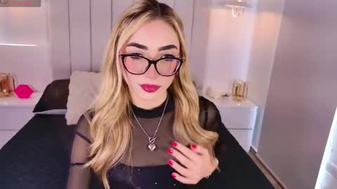 Sara jones   online show from April 17, 2026, 2:53 pm