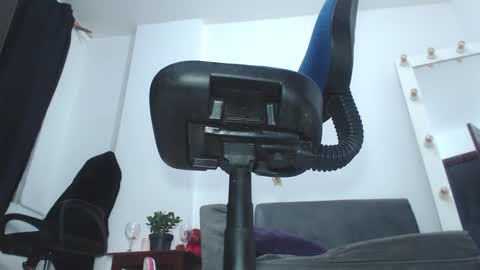 Saraloves online show from December 15, 2025, 9:46 am