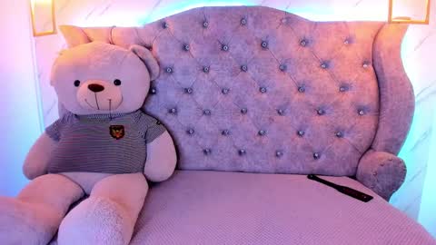 Snapshot of sarasaenz__ chatting on February 12, 2025, 2:43 pm online show from February 12, 2025, 2:43 pm