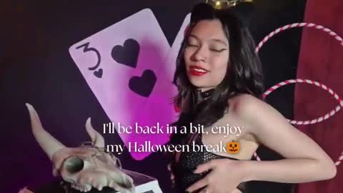 Snapshot of sarasaenz__ chatting on October 10, 2025, 11:09 am online show from October 10, 2025, 11:09 am