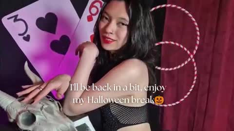 Snapshot of sarasaenz__ chatting on October 11, 2025, 11:42 am online show from October 11, 2025, 11:42 am