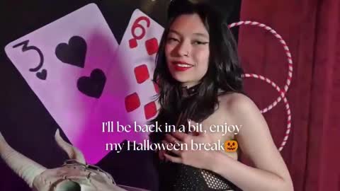 Snapshot of sarasaenz__ chatting on October 13, 2025, 11:54 am online show from October 13, 2025, 11:54 am