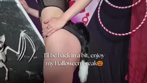 Snapshot of sarasaenz__ chatting on October 14, 2025, 11:44 am online show from October 14, 2025, 11:44 am