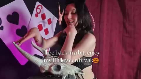 Snapshot of sarasaenz__ chatting on October 15, 2025, 11:32 am online show from October 15, 2025, 11:32 am