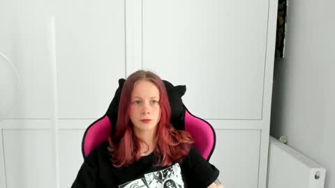 Snapshot of sareenadark_ chatting on July 7, 2026, 6:05 am Hinata online show from July 7, 2026, 6:05 am