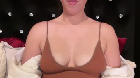 Snapshot of sassysophie333 chatting on January 2, 2025, 5:03 am MazyMay333 online show from January 2, 2025, 5:03 am