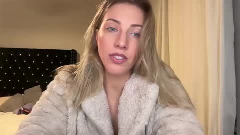 Snapshot of sassysophie333 chatting on February 5, 2025, 6:02 am MazyMay333 online show from February 5, 2025, 6:02 am