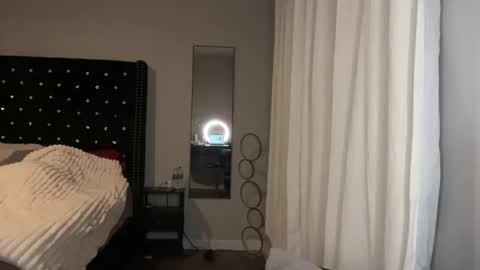 Snapshot of sassysophie333 chatting on March 5, 2025, 7:05 am MazyMay333 online show from March 5, 2025, 7:05 am