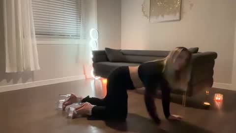 Snapshot of sassysophie333 chatting on March 6, 2025, 5:35 am MazyMay333 online show from March 6, 2025, 5:35 am