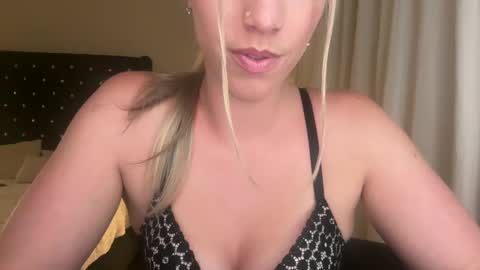 Snapshot of sassysophie333 chatting on September 22, 2025, 4:14 am MazyMay333 online show from September 22, 2025, 4:14 am