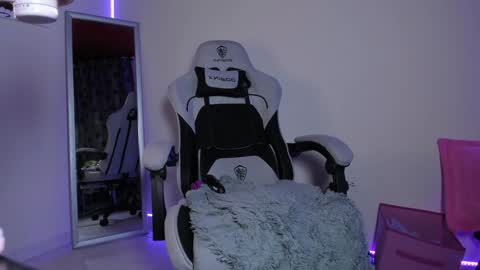    im expecting 300 thumbs up on my altar online show from January 1, 2025, 11:51 pm