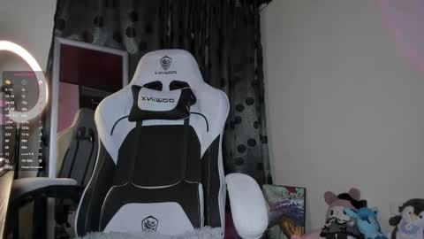    im expecting 300 thumbs up on my altar online show from February 26, 2025, 12:05 am