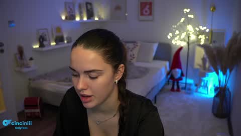 Snapshot of savvage_play chatting on December 21, 2024, 11:45 pm Naomi online show from December 21, 2024, 11:45 pm