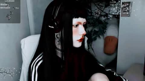 pronoun she. name Mary. age 21. online show from November 2, 2025, 1:35 pm