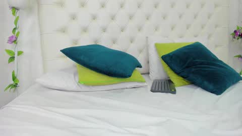 Isa online show from February 15, 2025, 5:17 pm