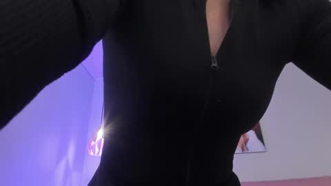 Scarlet  online show from January 7, 2026, 5:32 am