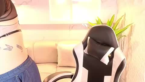 Scarlett online show from December 16, 2025, 1:27 pm