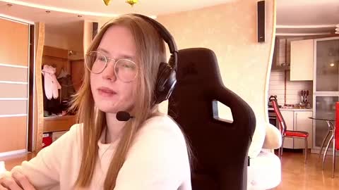 scarletta_ online show from March 25, 2026, 8:20 am