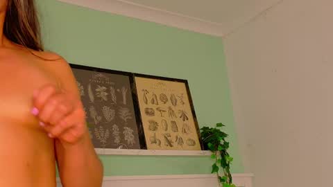 Scarlett Noah  online show from November 18, 2025, 7:40 pm