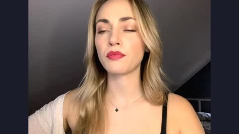 Snapshot of scarlettxblonde chatting on May 1, 2026, 2:43 pm ScarlettxBlonde online show from May 1, 2026, 2:43 pm