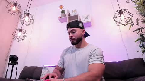 Instagram jeanpaulfit  online show from December 18, 2024, 8:14 pm