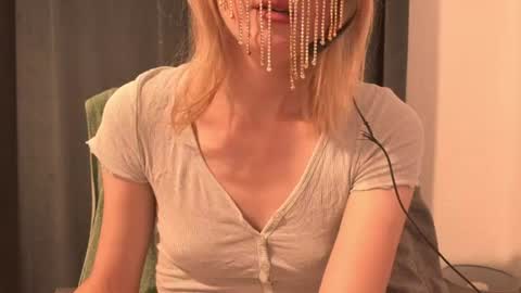 Snapshot of secretanni chatting on July 4, 2026, 12:11 pm Anni online show from July 4, 2026, 12:11 pm