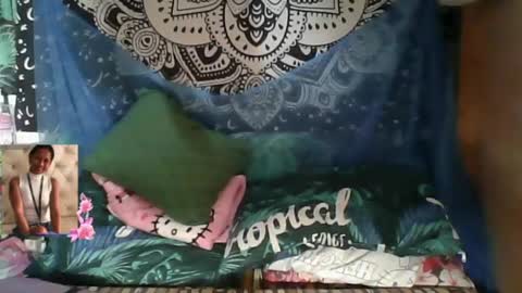Snapshot of seductress_petite chatting on April 17, 2026, 10:35 pm martha online show from April 17, 2026, 10:35 pm