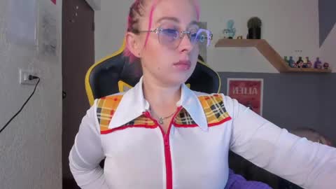 Yeyis  online show from April 22, 2026, 3:13 pm