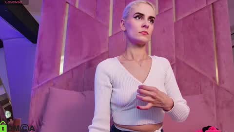 Selena online show from November 4, 2025, 4:33 am