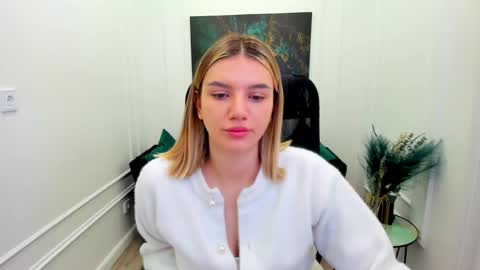 selenaemoore online show from June 3, 2026, 3:42 am