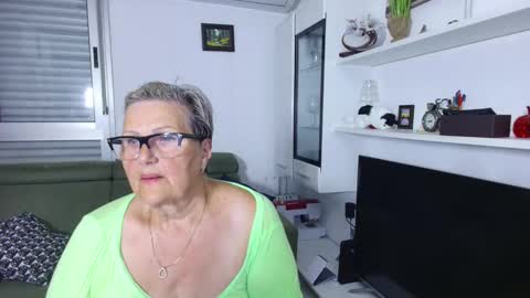Snapshot of selenna57 chatting on June 9, 2026, 5:35 pm Selenna online show from June 9, 2026, 5:35 pm